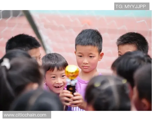 足球明星携子共舞绿茵场音乐盛宴温馨瞬间尽显亲子情深